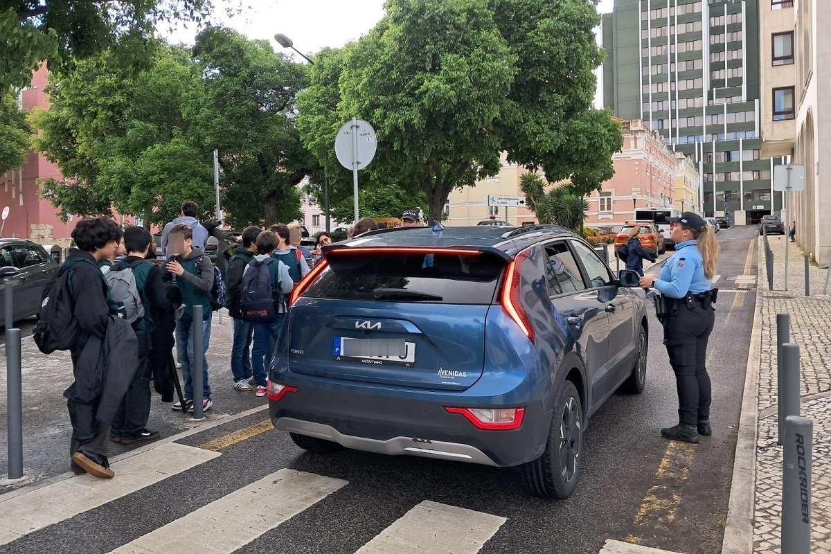 No Dia Mundial do Trânsito e da Cortesia ao Volante as Escolas de Mobilidade do município associaram-se à PSP numa ação de sensibilização frente à escola D. Filipa de Lencastre