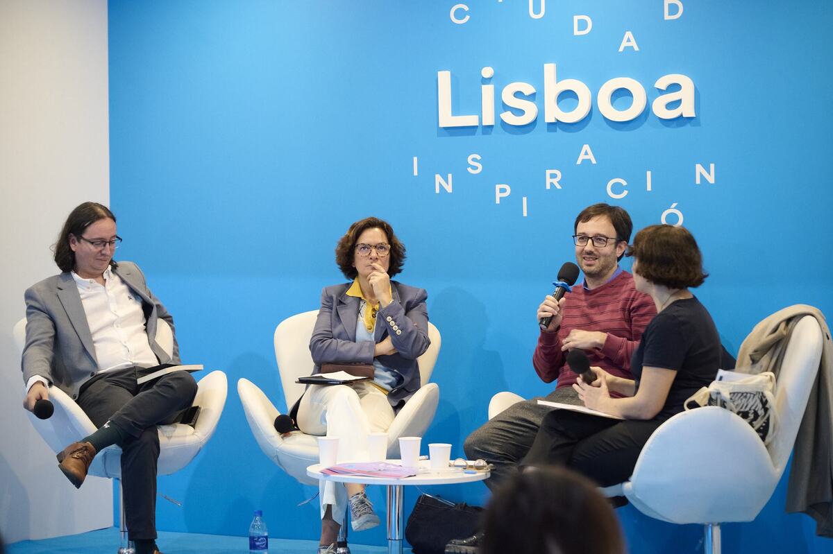 Mesa pessoana com os investigadores Joana Matos Frias, Jorge Uribe e Pedro Sepúlvedo - Feira do Livro de Buenos Aires 