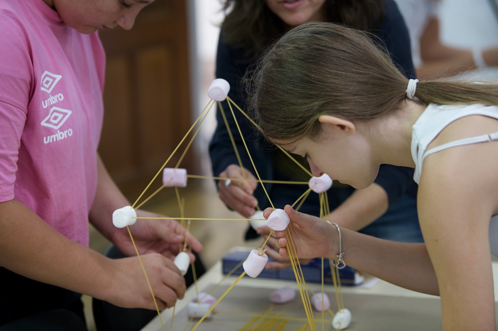 Construção de uma casa com gaiola pombalina, com esparguete e gomas - Ação de sensibilização sobre riscos de origem geológica, na Escola Básica Básica Patrício Prazeres