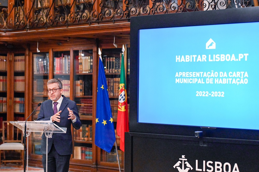 O presidente da Câmara Municipal de Lisboa, Carlos Moedas, e a vereadora da Habitação, Filipa Roseta, apresentam a Carta Municipal de Habitação de Lisboa