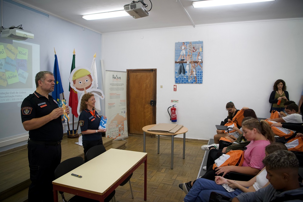 Ação de sensibilização sobre riscos de origem geológica acompanhada pela proteção civil municipal - Escola Básica Básica Patrício Prazeres