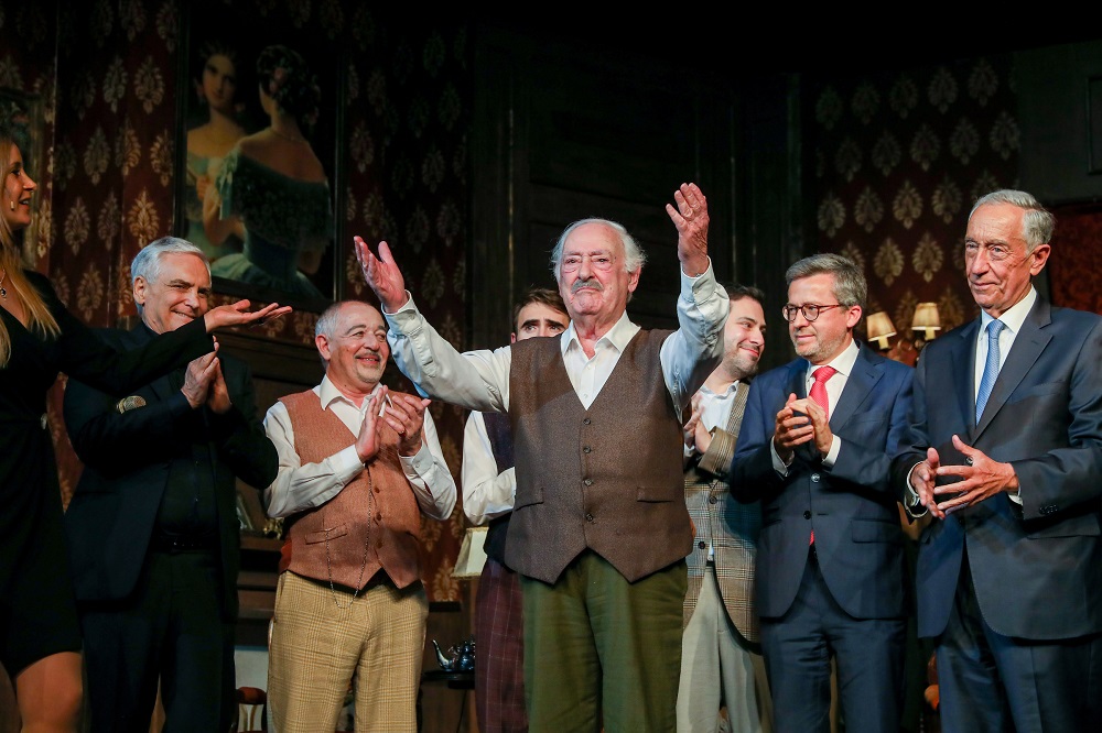 Homenagem a Ruy de Carvalho no final da peça "A ratoeira", no Teatro Politeama, em Lisboa