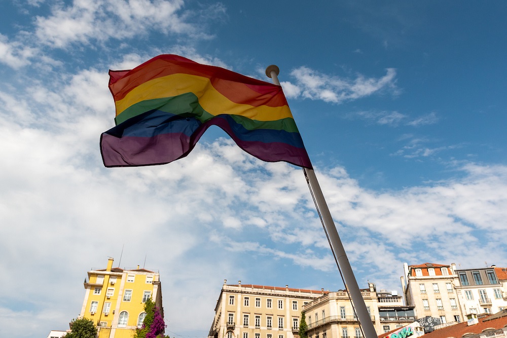 A Câmara de Lisboa hasteou a bandeira arco-íris na varanda do Salão Nobre dos Paços do Concelho