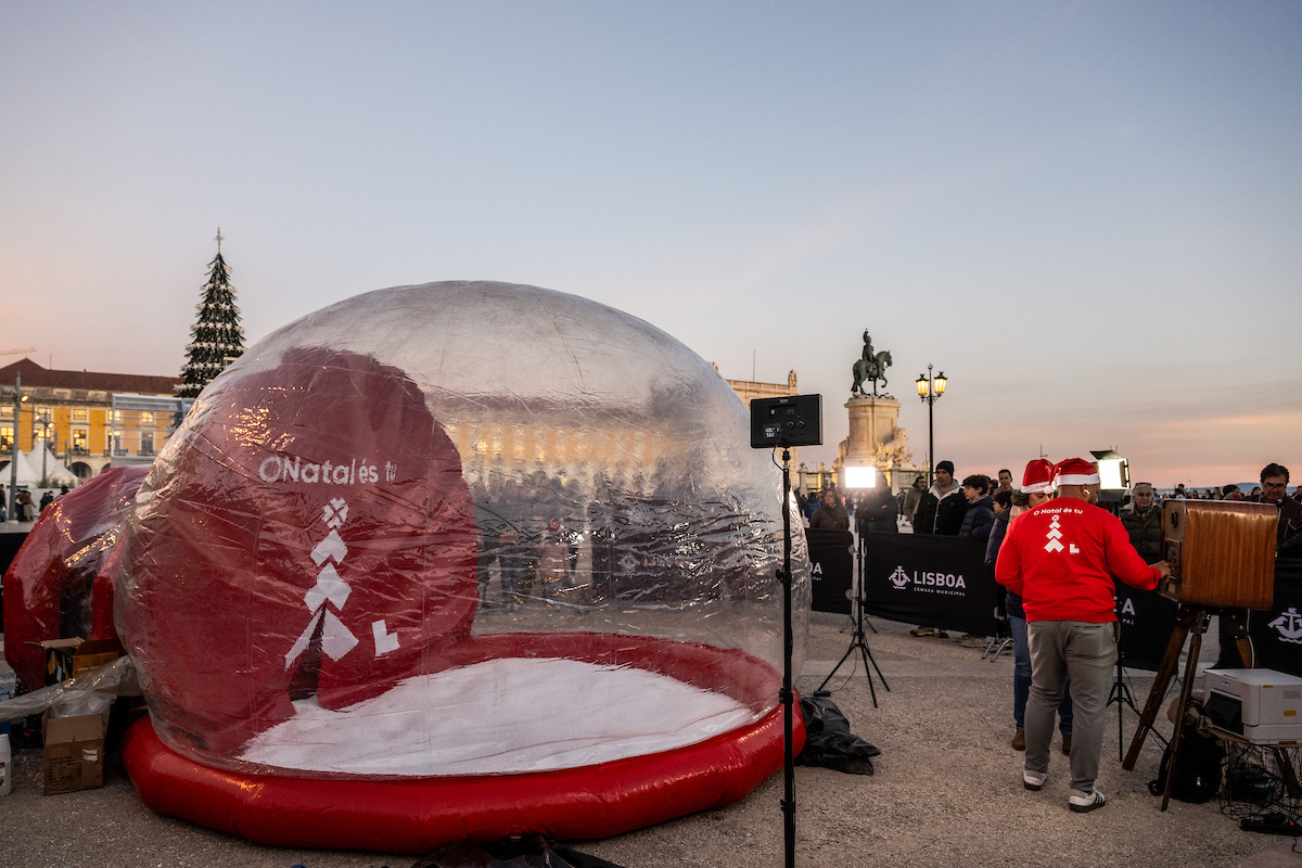 Globo de neve de grande dimensão instalado na Praça do Comércio, que ofereceu ao público uma experiência imersiva