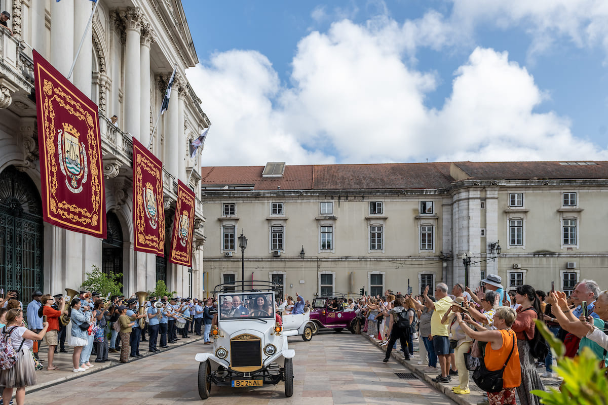 Desfile dos casais em tuk-tuk para o copo de água na Estufa Fria