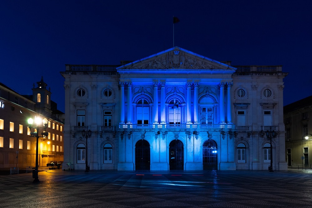 Lisboa associa-se ao Dia Mundial do Refugiado, iluminando a fachada dos Paços do Concelho com a cor do ACNUR