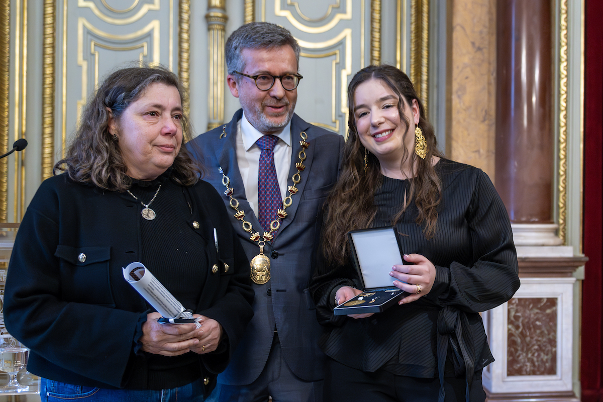 Helena Caeiro (filha), Carlos Moedas e Carolina Caeiro (neta) - Medalha de Honra da Cidade atribuída a Celeste Caeiro