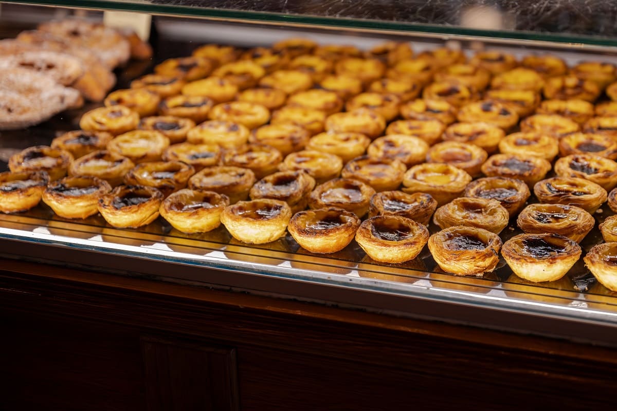 Entre os destaques gastronómicos, os pastéis de nata e a ginjinha podem ser apreciados num "ambiente descontraído e sociável"