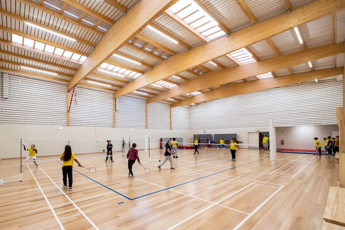 O Pavilhão conta com um campo de jogos com dimensões oficiais para a prática de andebol, futsal, basquetebol, corfebol e voleibol