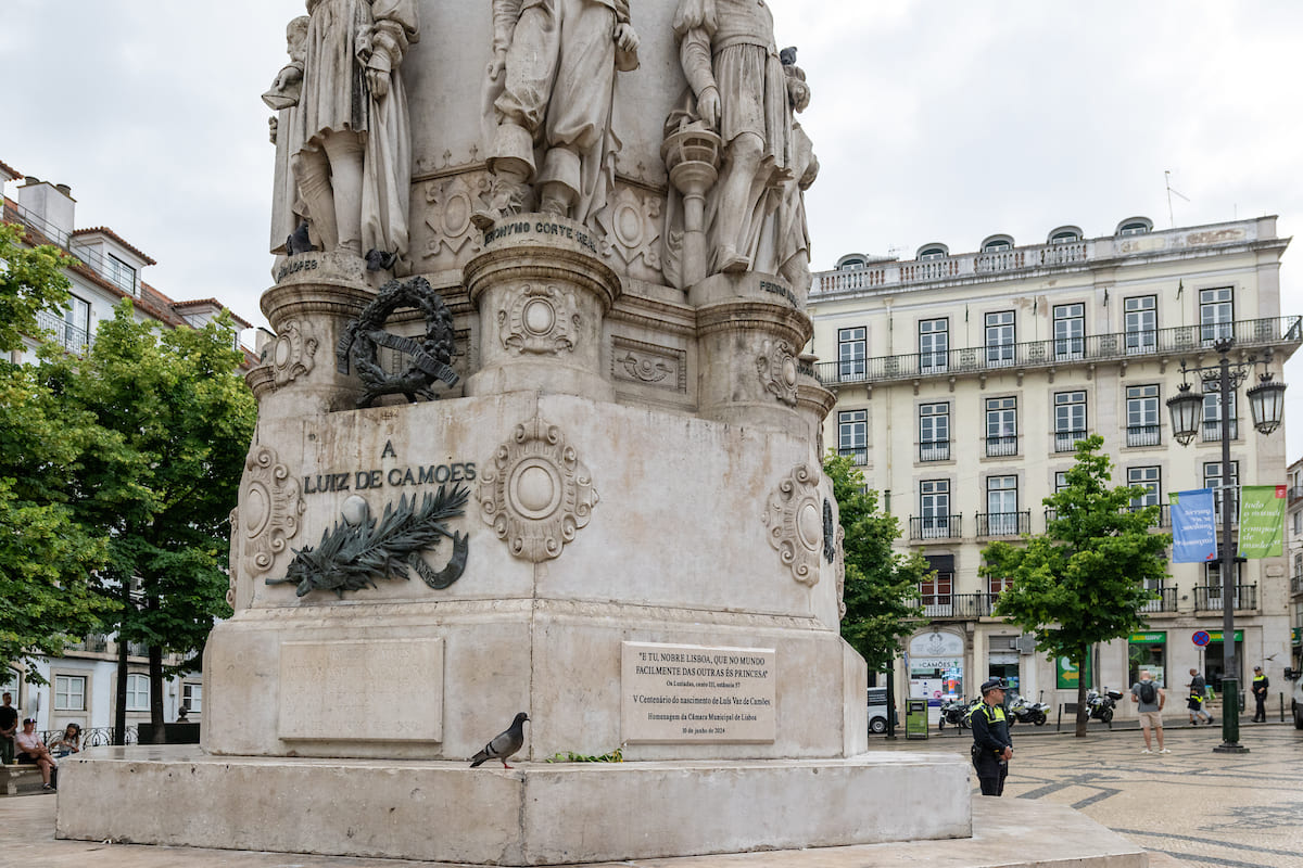 "E tu, nobre Lisboa, que no mundo facilmente das outras és princesa" frase do canto III dos Lusíadas inscrita na base do monumento 