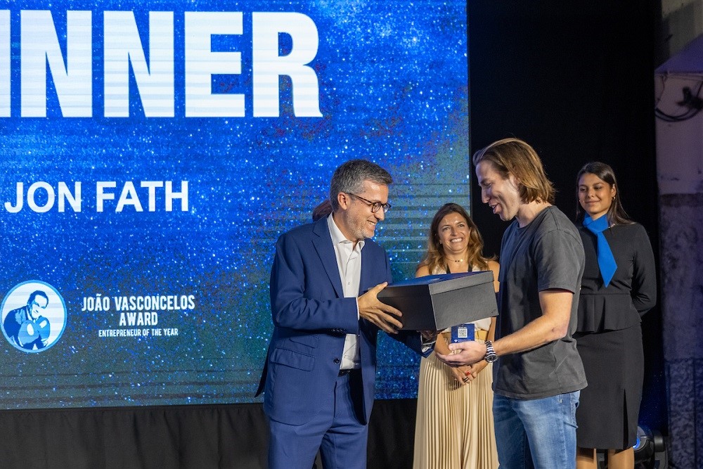 O prémio João Vasconcelos para o melhor empreendedor do ano foi entregue, por Carlos Moedas, a Jon Fath