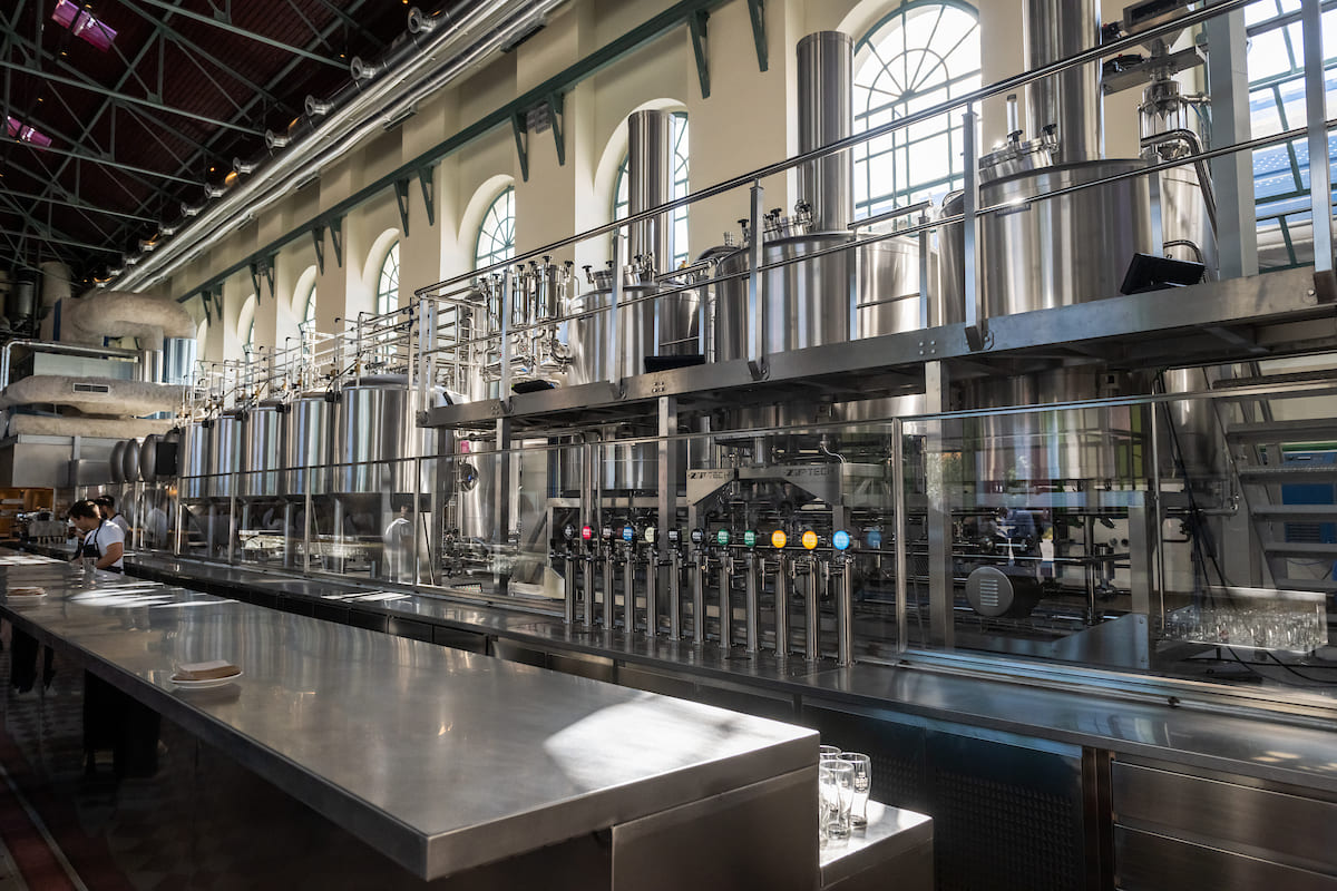 Na Browers Company a microprodução de cerveja é "atrás do balcão, à vista de todos"