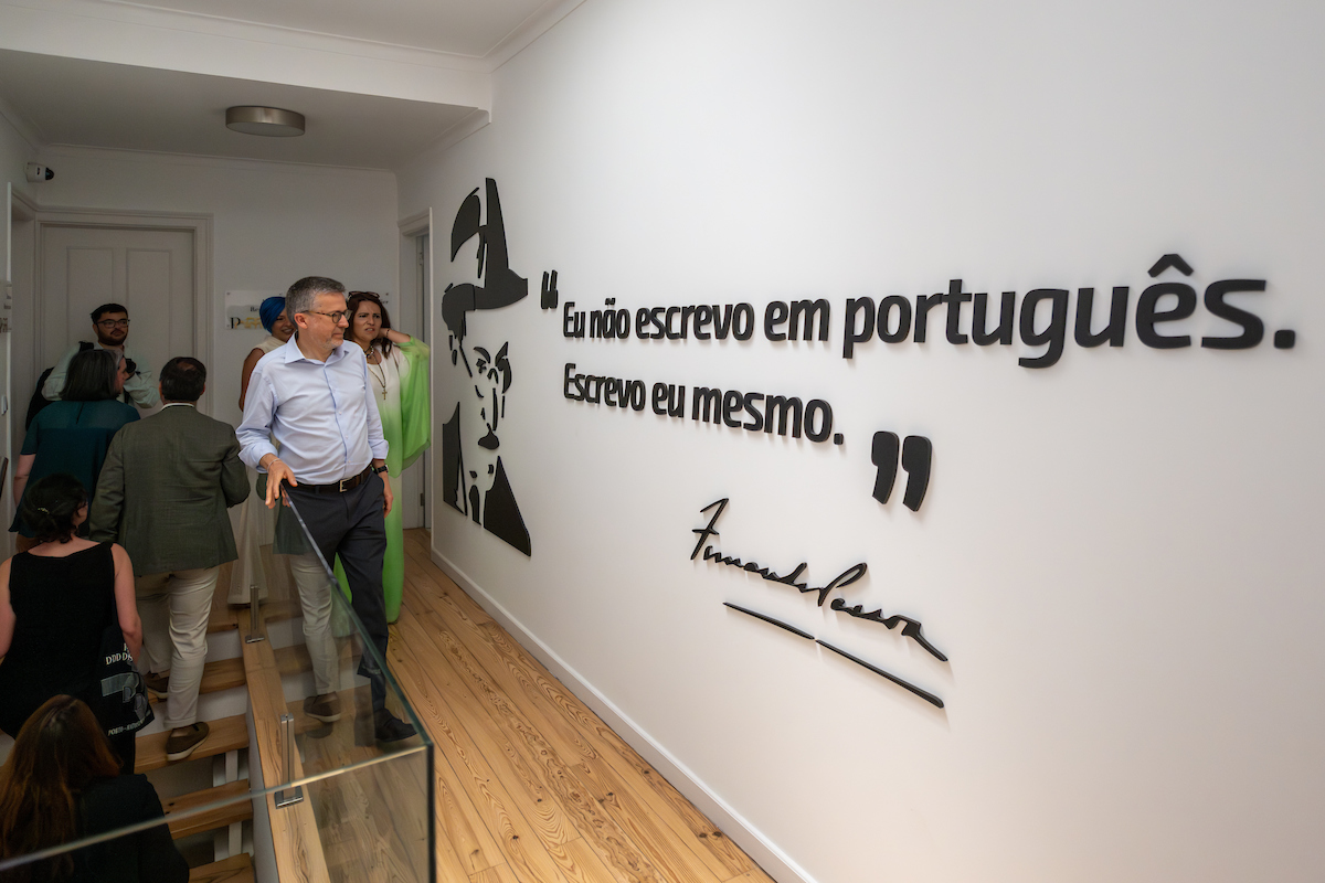 “Podemos modernizar tudo, mas nós não podemos perder o livro em papel, porque o efeito que ele tem naquilo que é a esperança que nos dá, aquilo que é a leitura que fazemos, é único”, mencionou Carlos Moedas