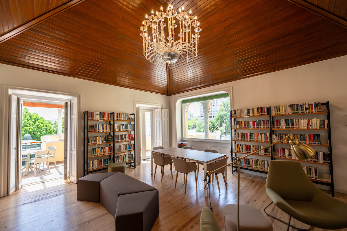 As intervenções realizadas na Biblioteca incluíram a construção de rampas entre pisos, a instalação de um elevador e a criação de casas de banho adaptadas. o espaço mais acessível, funcional e inclusivo para todos os utilizadores.
