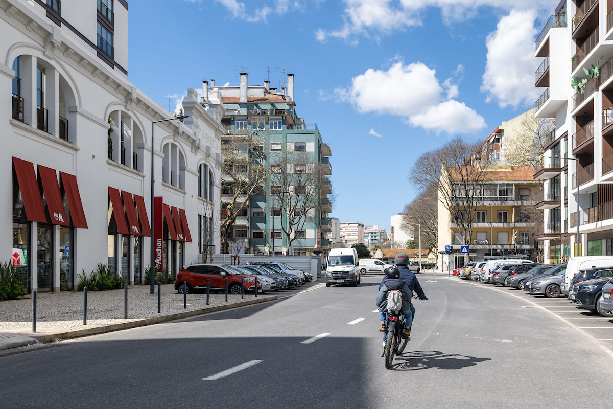 A Rua José Simões liga a Avenida Gomes Pereira à Rua Fernando Botelho