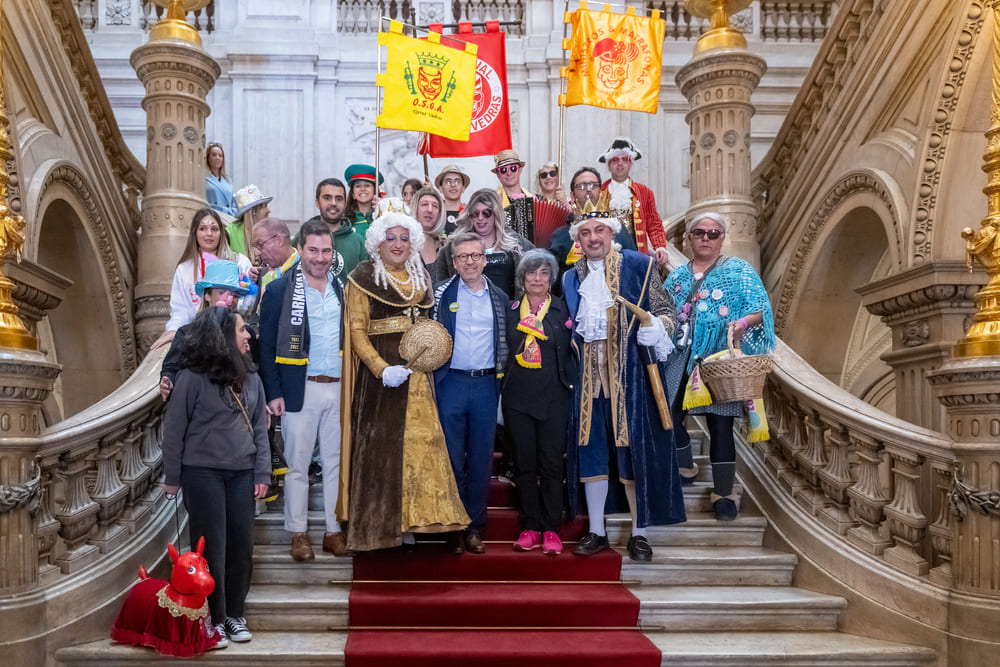 Laura Rodrigues, presidente do município torreense e a Real Embaixada do Carnaval de Torres Vedras recebidos pelo presidente da Câmara de Lisboa, Carlos Moedas