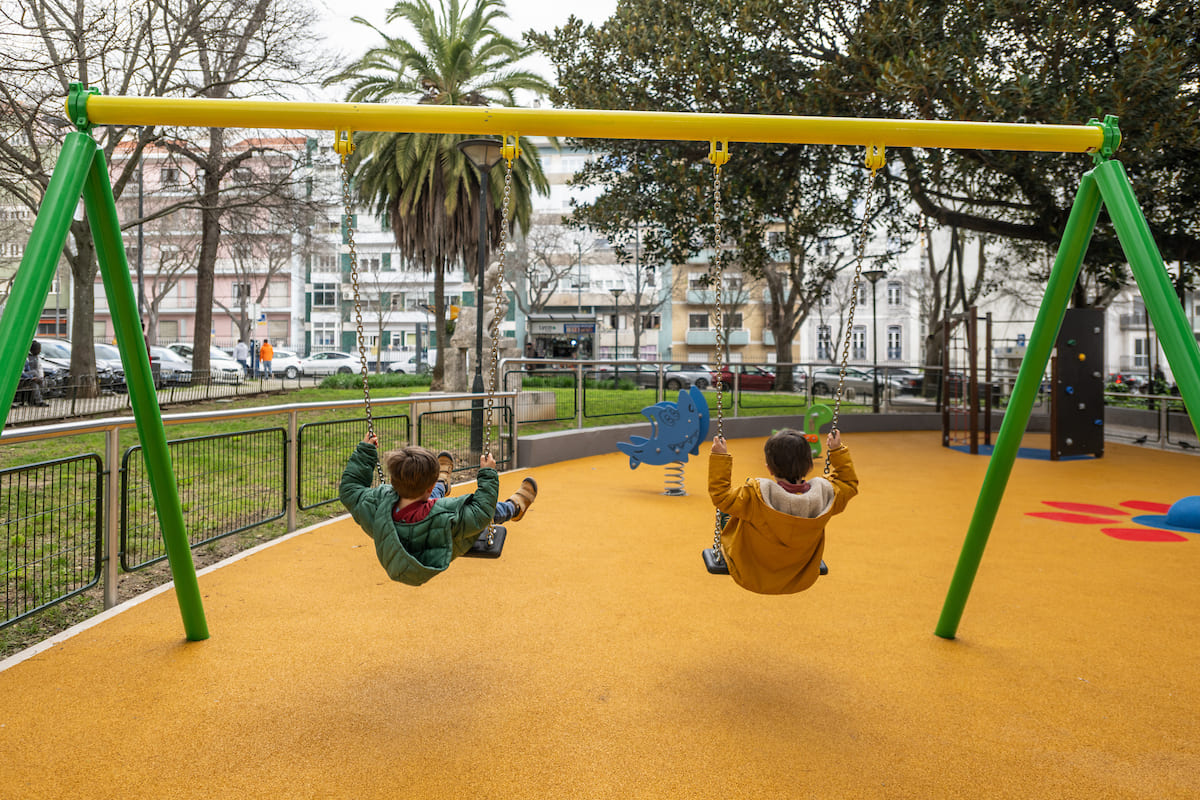 Parque infantil requalificado no Jardim Constantino