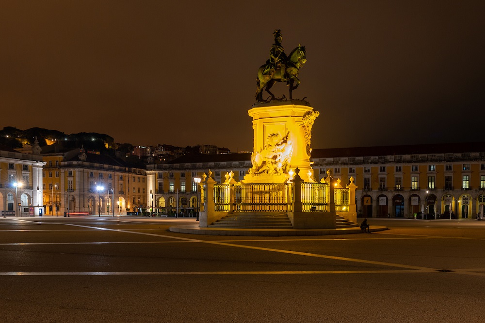 Estátua do Rei D. José I iluminada nos tons da Estrela de David - Terreiro do Paço