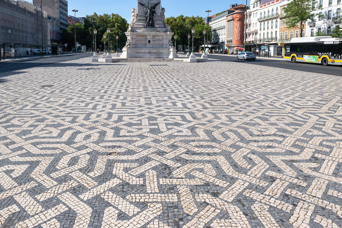 A calçada portuguesa resulta do calcetamento com pedras de formato irregular, geralmente em calcário branco e negro