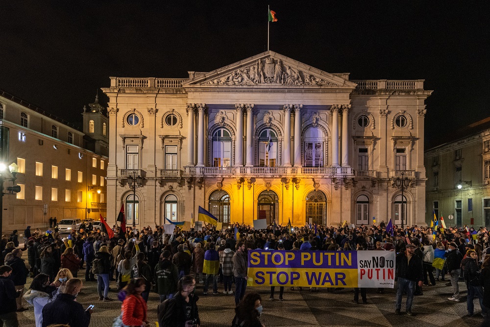 Centenas de pessoas juntaram-se frente aos Paços do Concelho para manifestar solidariedade ao povo Ucraniano