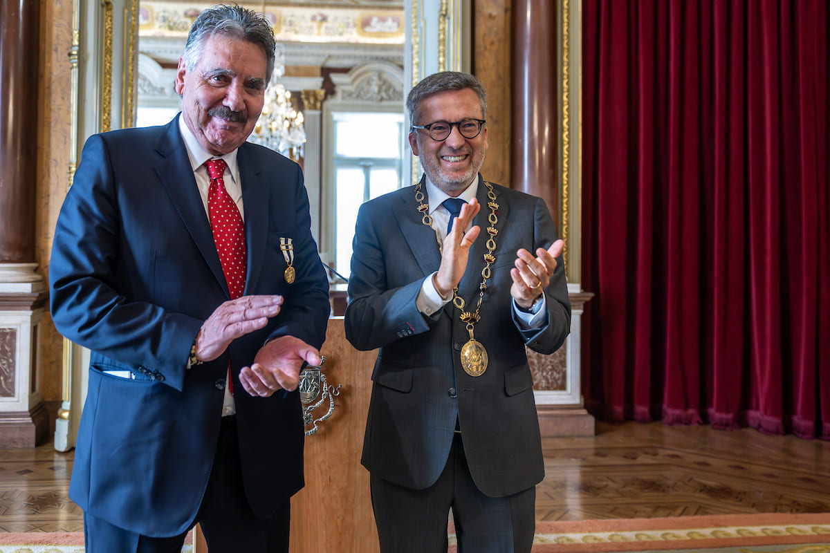 Carlos Moedas, presidente da Câmara Municipal de Lisboa entregou a Medalha Municipal de Mérito Desportivo a António José Conceição Oliveira, antigo jogador e treinador do Sport Lisboa e Benfica