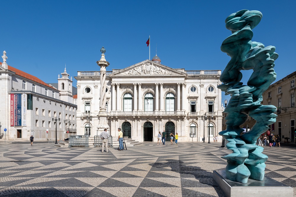 Esculturas de Tony Cragg expostas no centro histórico até final de janeiro - Praça do Município