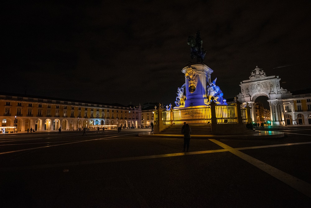 A estátua de Dom José, no Terreiro do Paço, iluminou-se na noite de 24 de fevereiro com as cores da Ucrânia