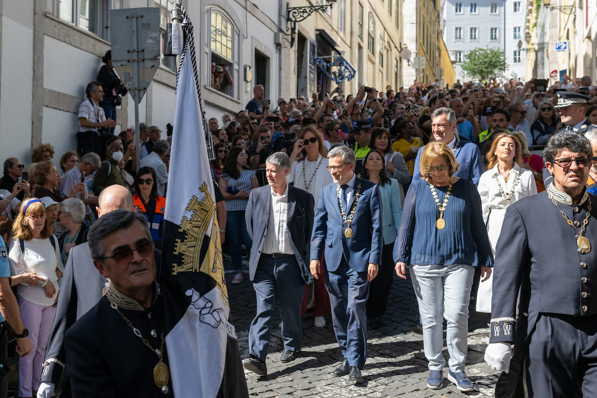 Carlos Moedas, presidente da CML, e membros do executivo municipal acompanharam a procissão pelas ruas de Alfama