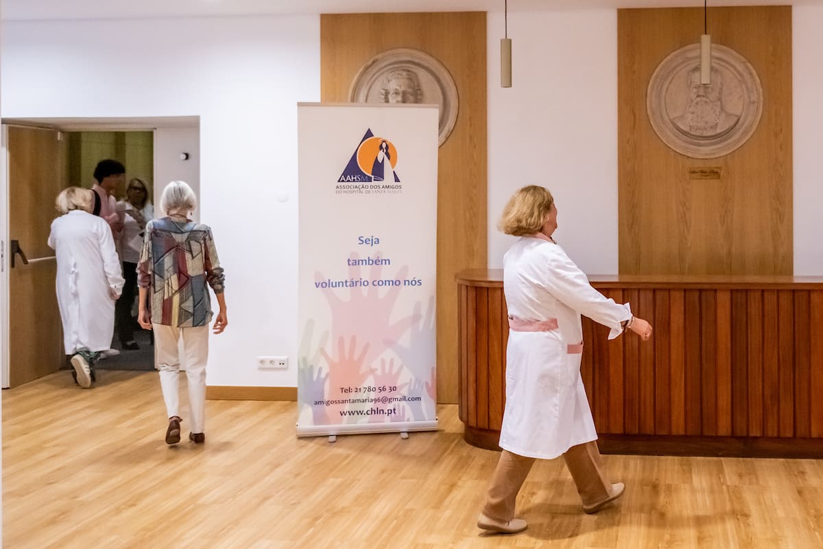 Cerca de 150 voluntários, a maioria com mais de 75 anos, estão envolvidos diariamente no apoio às pessoas hospitalizadas