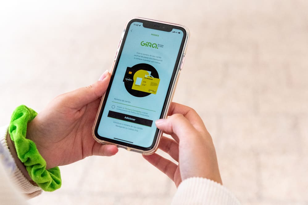 Para aceder ao serviço, precisa de ter uma conta na app GIRA e associar o número do cartão Navegante com passe mensal ativo