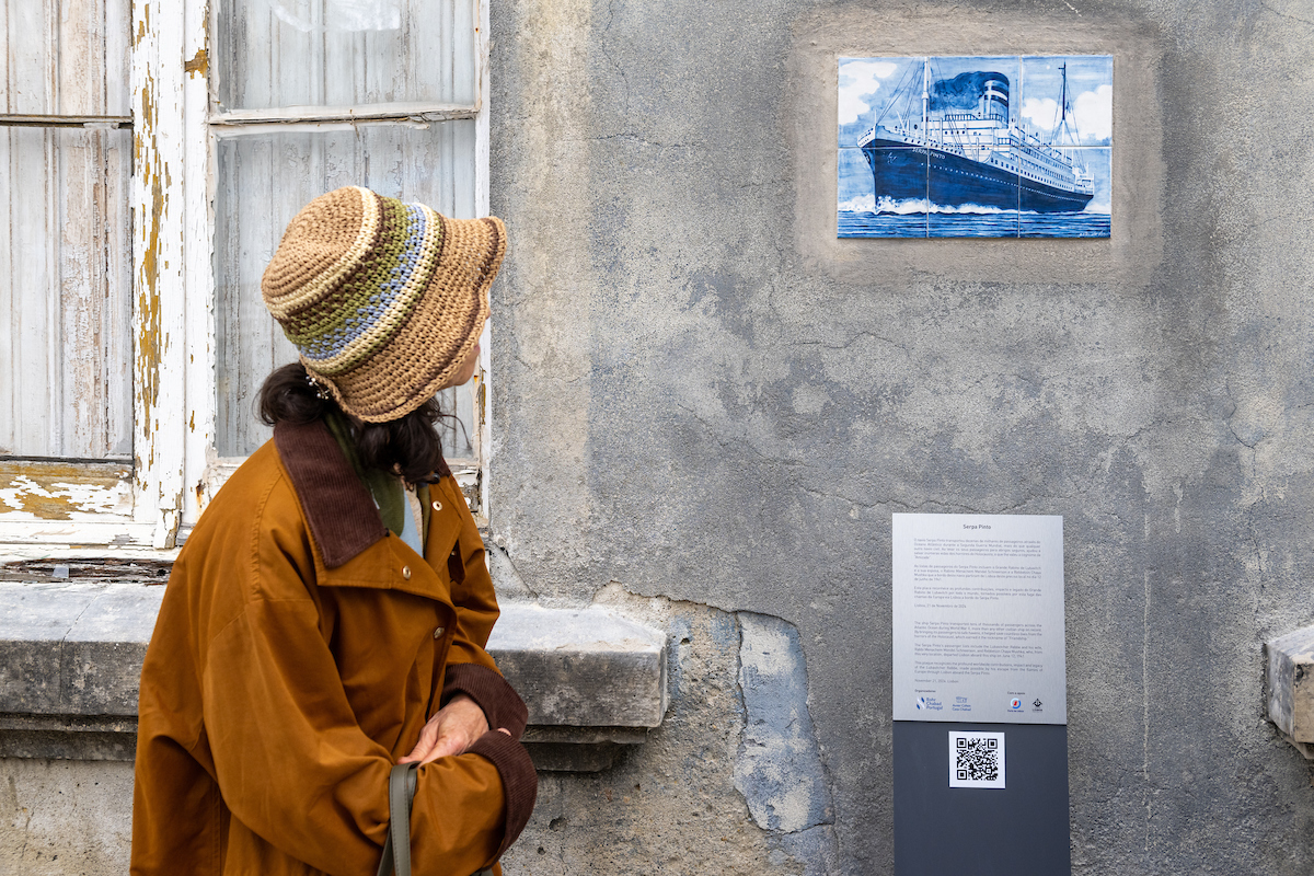 O painel de azulejos foi instalado no Porto de Lisboa, no local onde os refugiados se despediam da Europa antes de embarcar no Serpa Pinto