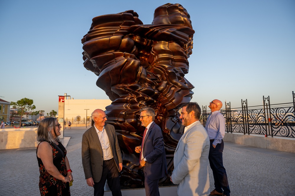 Diogo Moura, vereador da Cultura, Tony Cragg e Carlos Moedas, presidente da CML