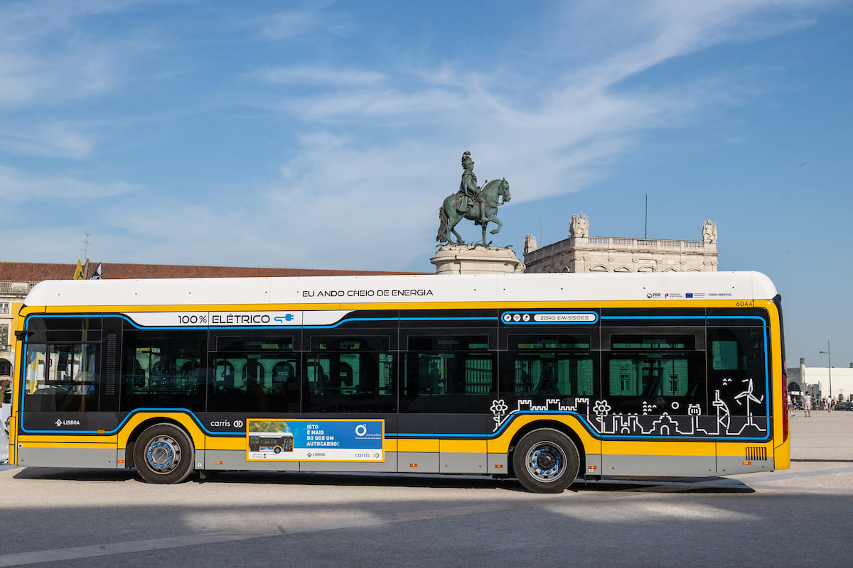 Novos autocarros representam um investimento de 16 milhões de euros e vão quadruplicar a frota de autocarros elétricos até ao final do ano - Terreiro do Paço 