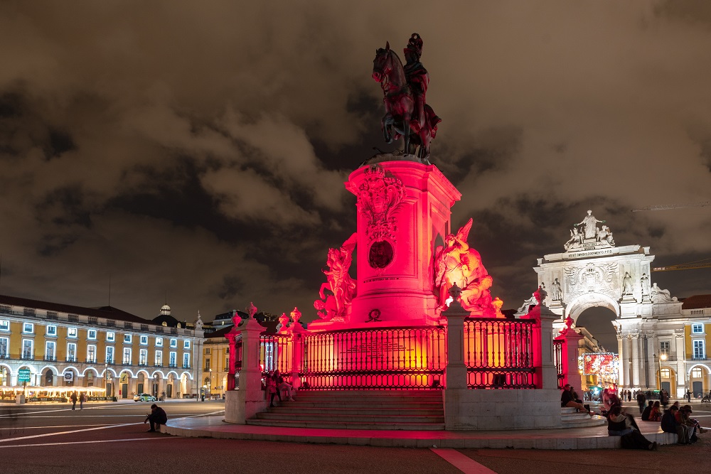 Estátua de D. José I no Terreiro do Paço iluminada de vermelho para assinalar o Dia Mundial da Sida