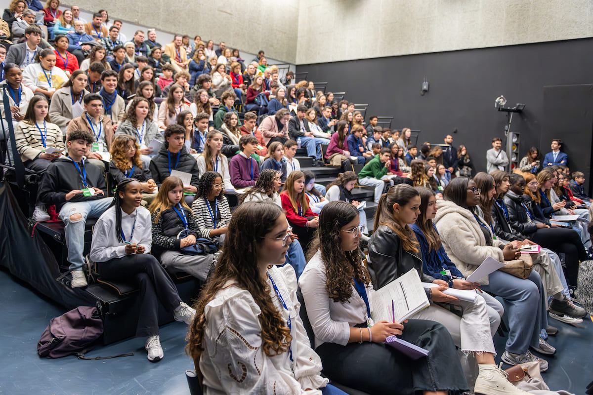 O tema em discussão foi “Novas Tecnologias – Oportunidades e desafios para os jovens”