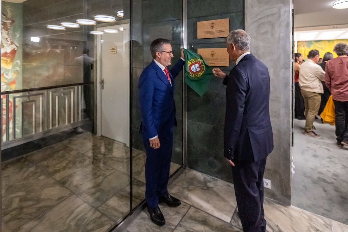 Presidente da Câmara Municipal, Carlos Moedas e o Presidente da República, Marcelo Rebelo de Sousa no descerramento da Placa que assinala a Inauguração da Exposição