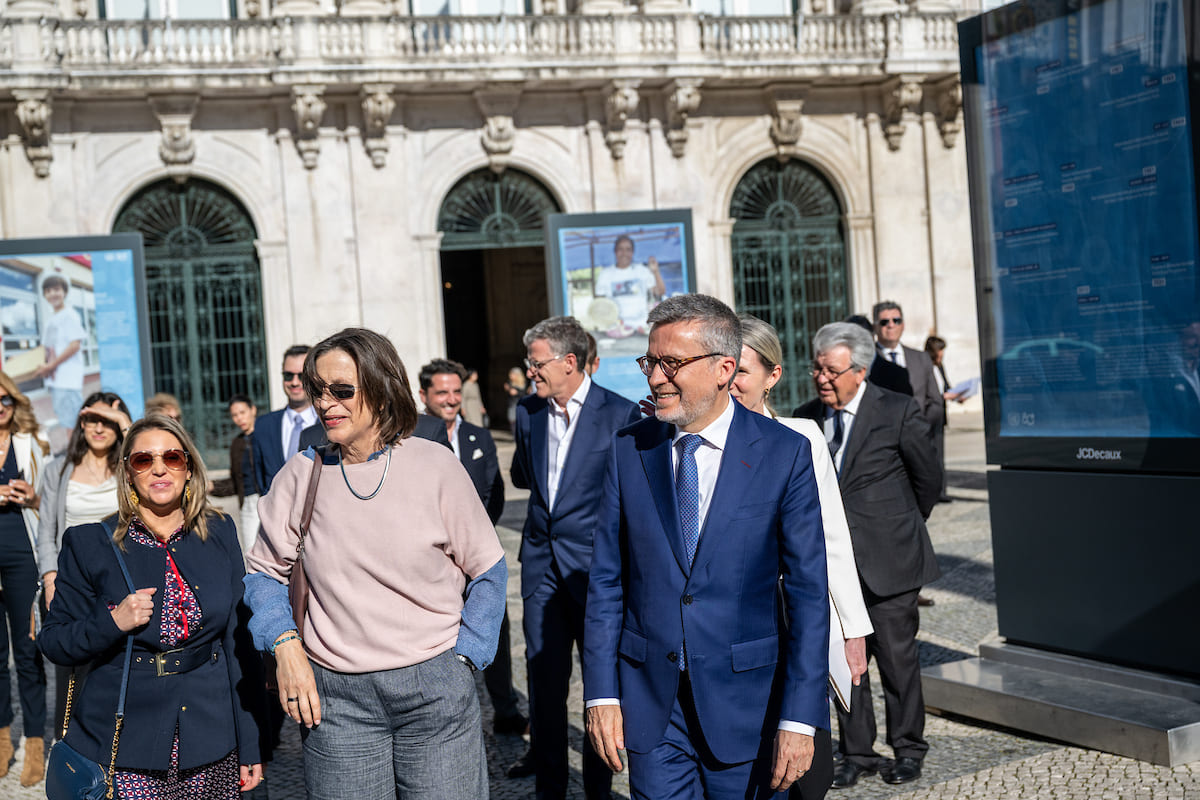 Carlos Moedas, presidente da Câmara Municipal de Lisboa; Melissa Fleming, subsecretária-geral para a Comunicação Global das Nações Unidas; e Ana Isabel Xavier, secretária de Estado dos Negócios Estrangeiros e da Cooperação