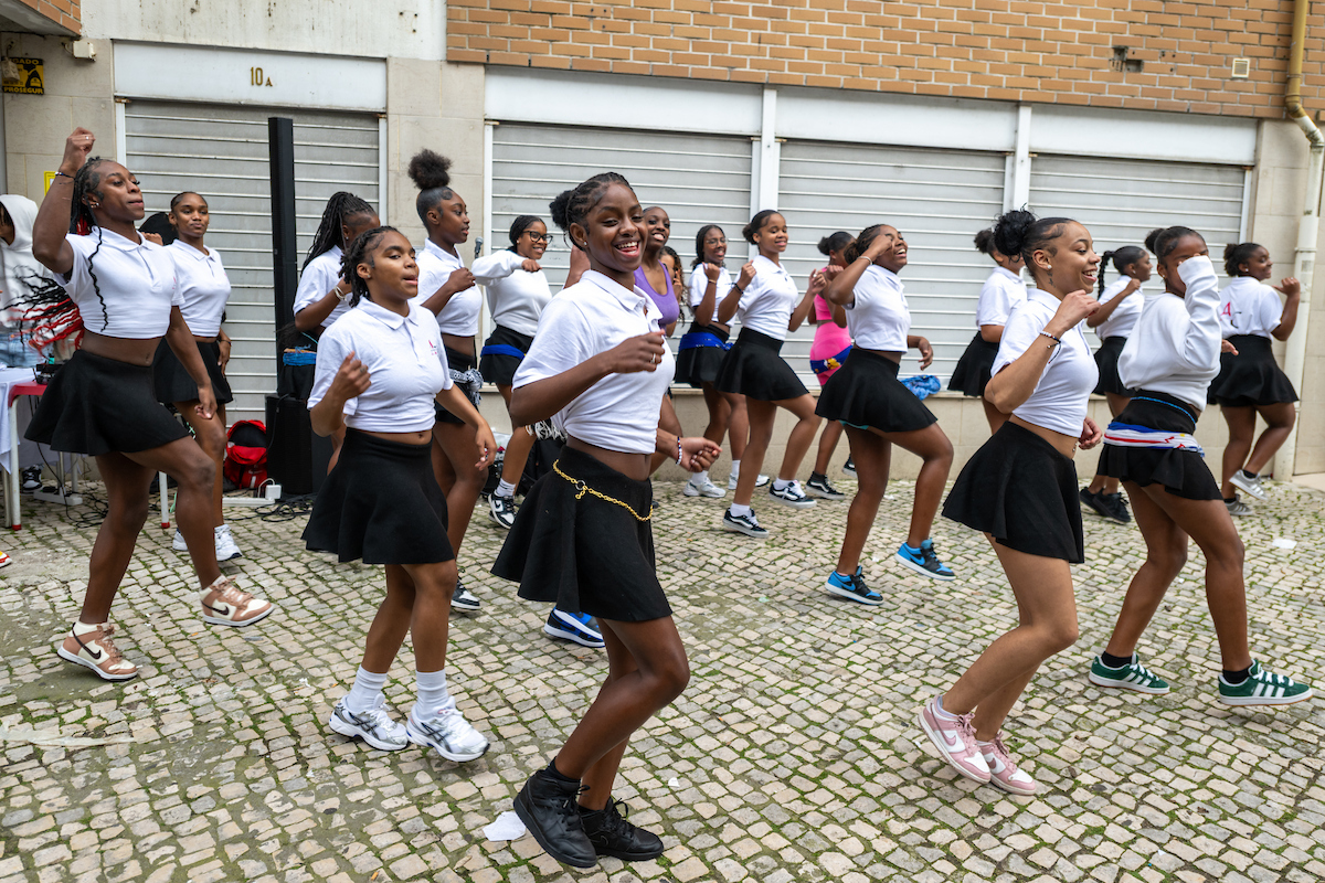 A Associação Nasce e Renasce dá apoio aos jovens através de formação educativa e profissional, promove a cultura e o desporto e o apoio à regularização e à construção de uma vida digna.