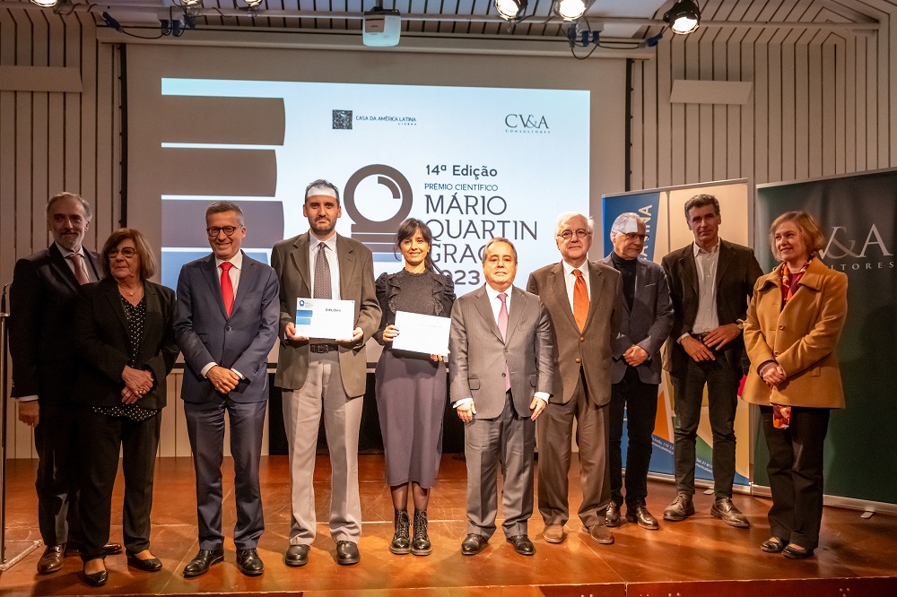 Carlos Moedas, presidente da CML, e os investigadores premiados: Francisco Morales Aguilera e Marcela Maciel Santana - Casa da América Latina
