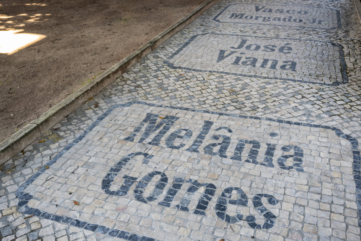 O Jardim Alfredo Keil, na Praça da Alegria, conta com mais 10 nomes de artistas na calçada portuguesa