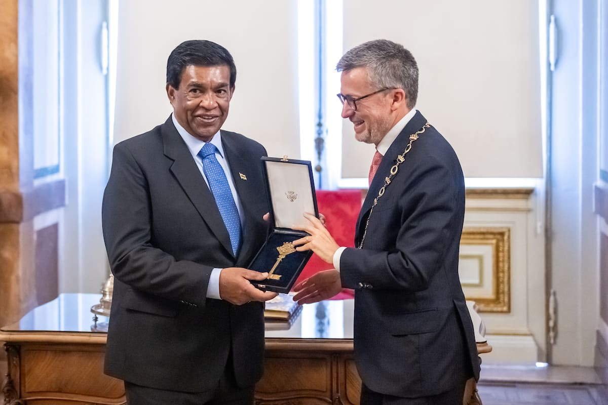Carlos Moedas, president of CML, presented the Key of Honor to the President of Mauritius, Prithvirajsing Roopun