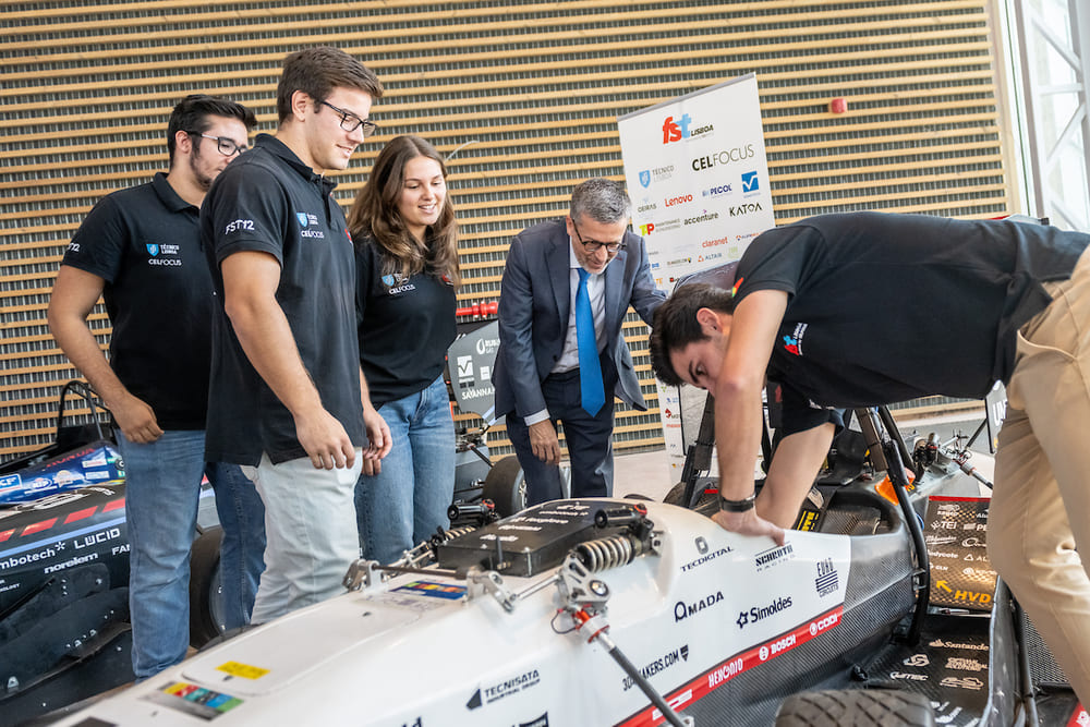 O edifício tem um espaço colaborativo aberto à cidade 24h/dia, e um espaço de exposição da tecnologia e inovação dos centros de investigação do Instituto Superior Técnico