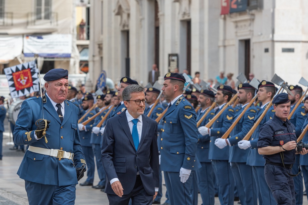 Presidente da Câmara Municipal de Lisboa passa revista às forças em parada na Praça do Município