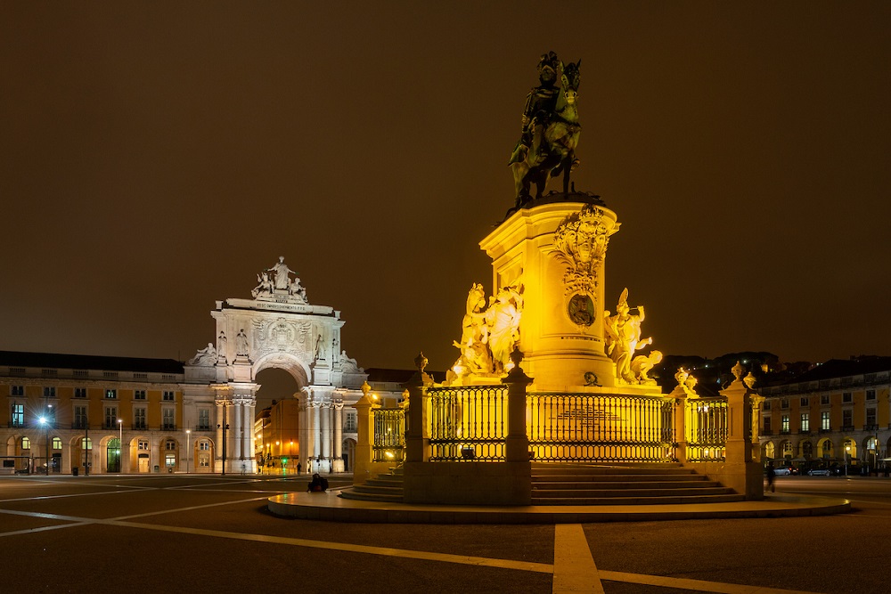 Estátua do Rei D. José I iluminada nos tons da Estrela de David - Terreiro do Paço