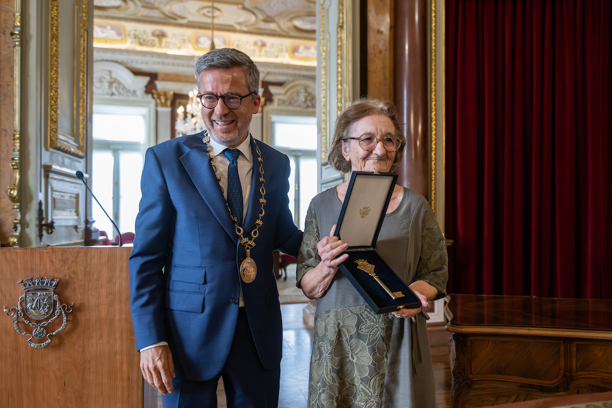 Símbolo de Abril homenageado com a mais alta distinção da cidade