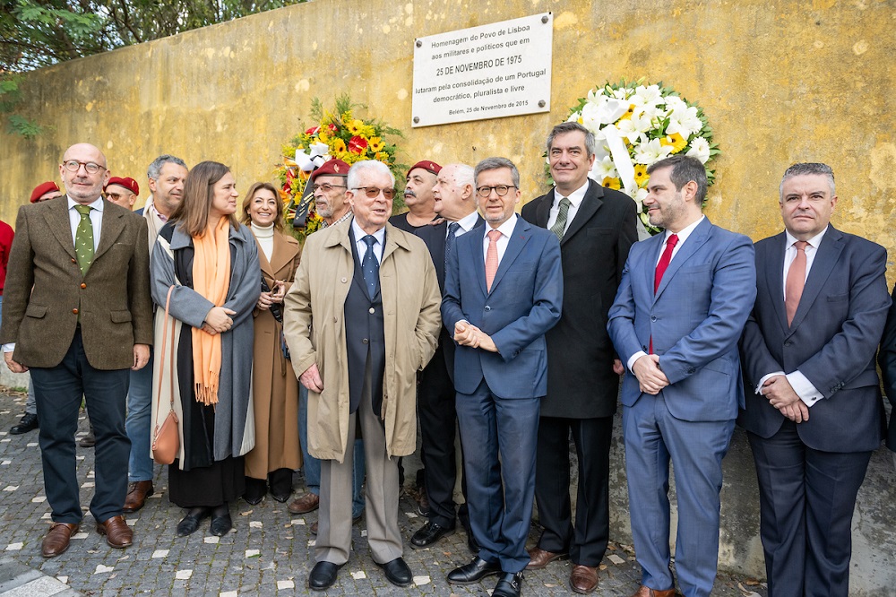 Deposição de uma coroa de flores, na Calçada da Ajuda, em homenagem aos dois comandos mortos nas operações militares: Tenente José Coimbra e Furriel Joaquim Pires