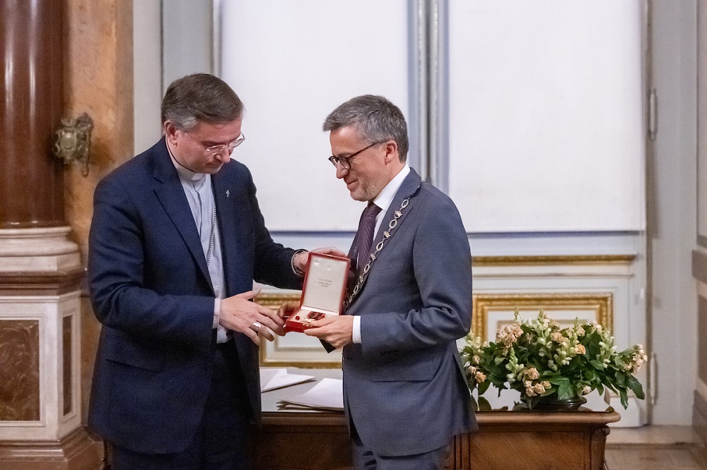 O Cardeal Américo Aguiar entregou ao presidente da Câmara Municipal de Lisboa, Carlos Moedas, a ordem honorífica do Estado do Vaticano, de Cavaleiro da Ordem de São Silvestre