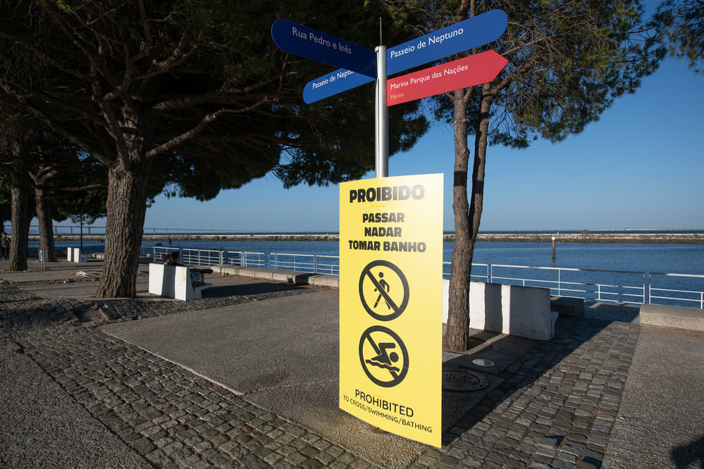 Cerca de 250 placas foram colocadas ao longo da zona ribeirinha para segurança dos jovens que a cidade vai acolher na Jornada Mundial da Juventude