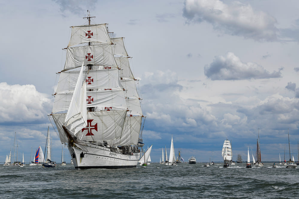 Desfile náutico e largada dos navios no Terreiro do Paço rumo à Baía de Cascais