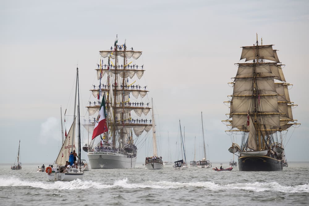 Desfile náutico e largada dos navios no Terreiro do Paço rumo à Baía de Cascais